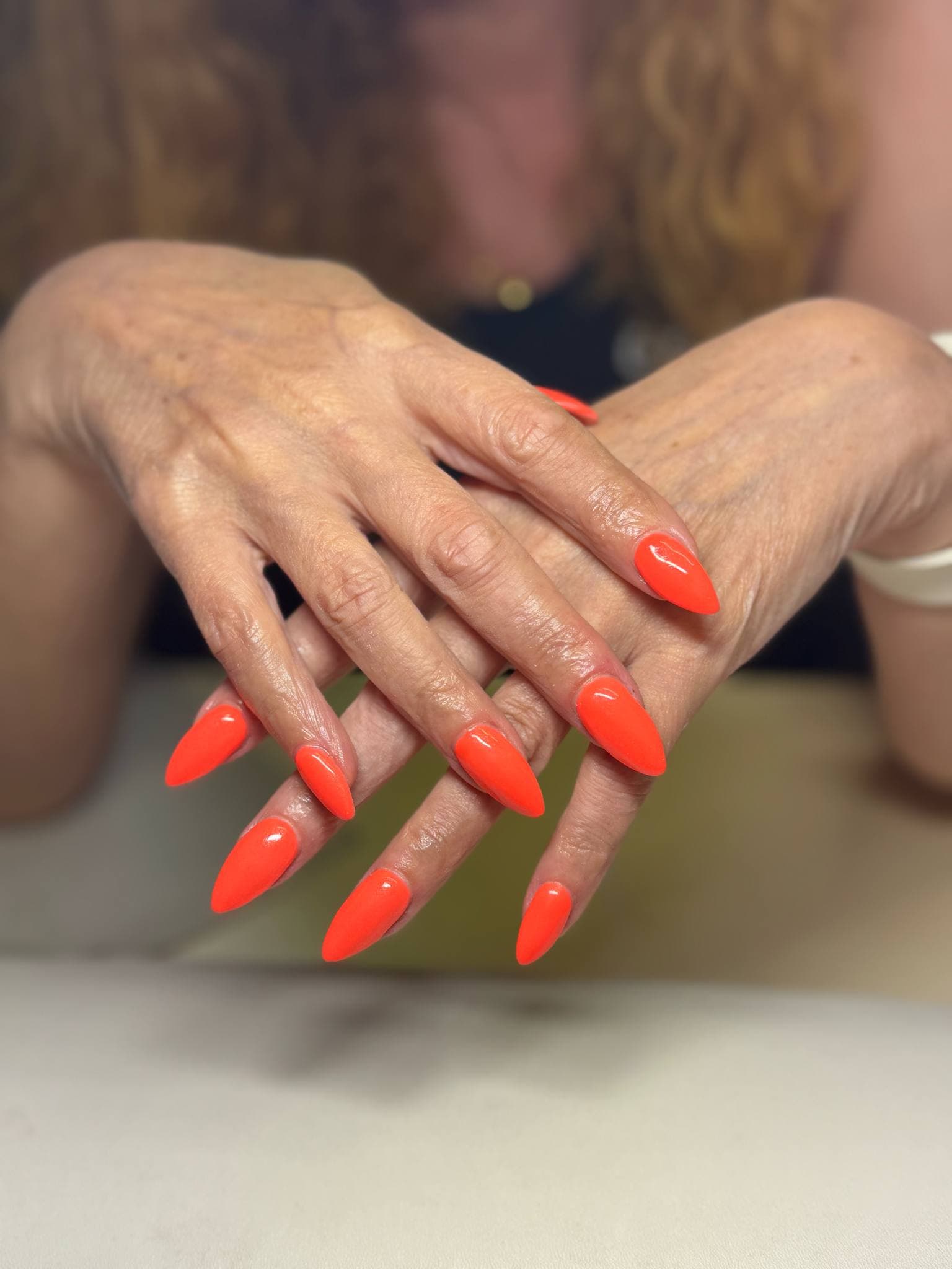 Neonovo oranzove gelove nechty s mandlovym tvarom v salone diara manicure v Trnave