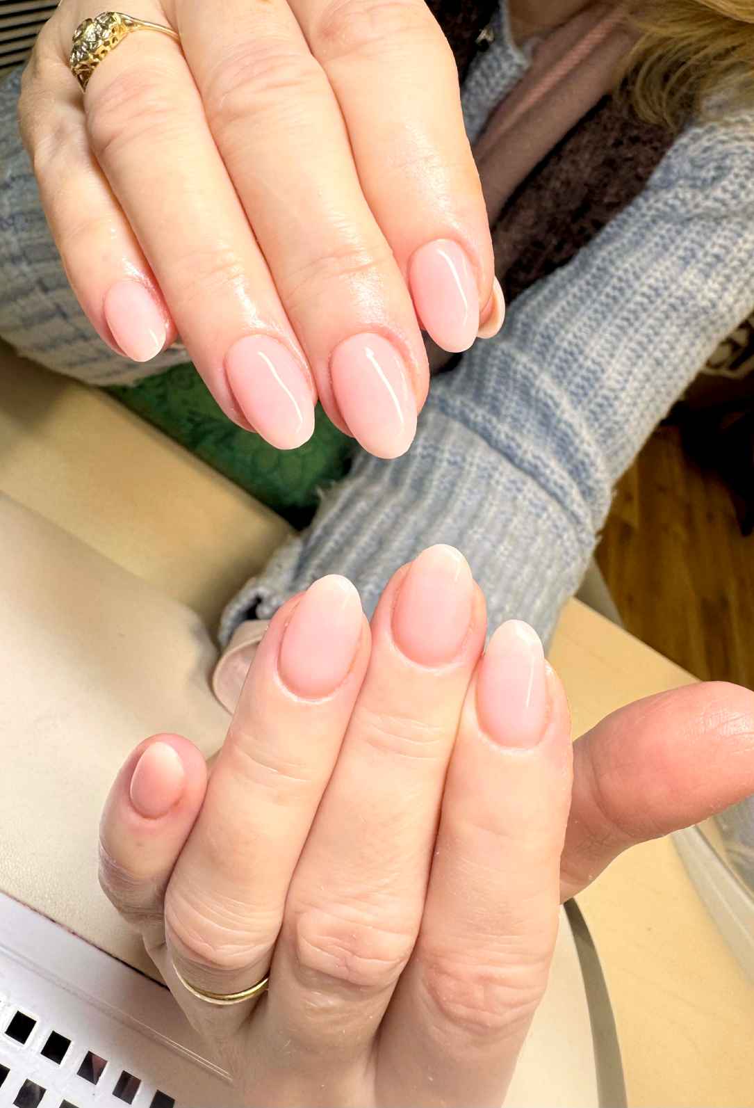 Prirodzene ruzove gelove nechty s jemnym nude odtienom