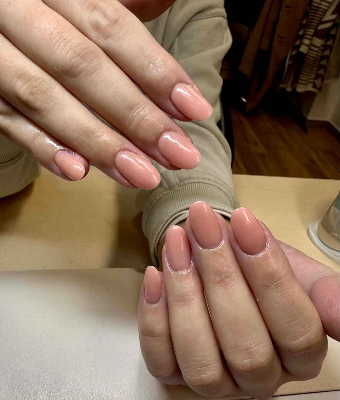 Nude gelove nechty s elegantnym kratkym tvarom