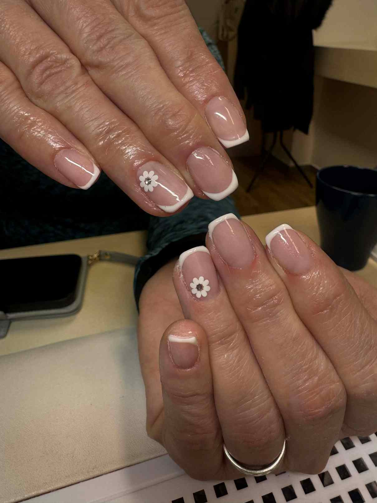 Jemne gelove nechty s kvietkovym nail art zdobenim