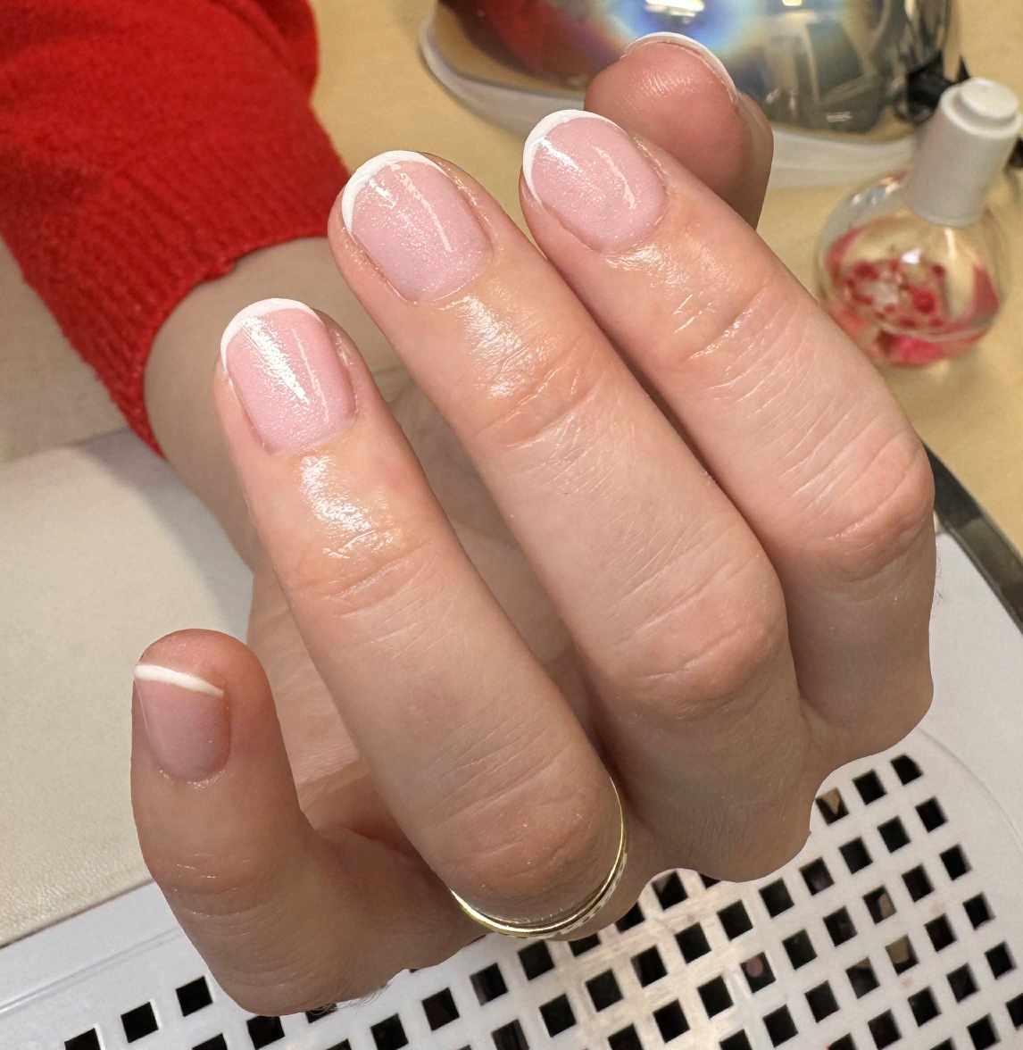 Prirodzene nude gelove nechty s upravenym tvarom