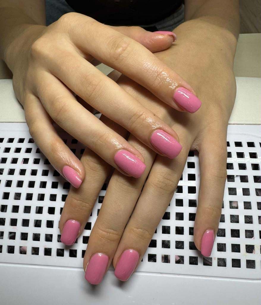 Ruzove mandlove gelove nechty z galerie diara manicure Trnava