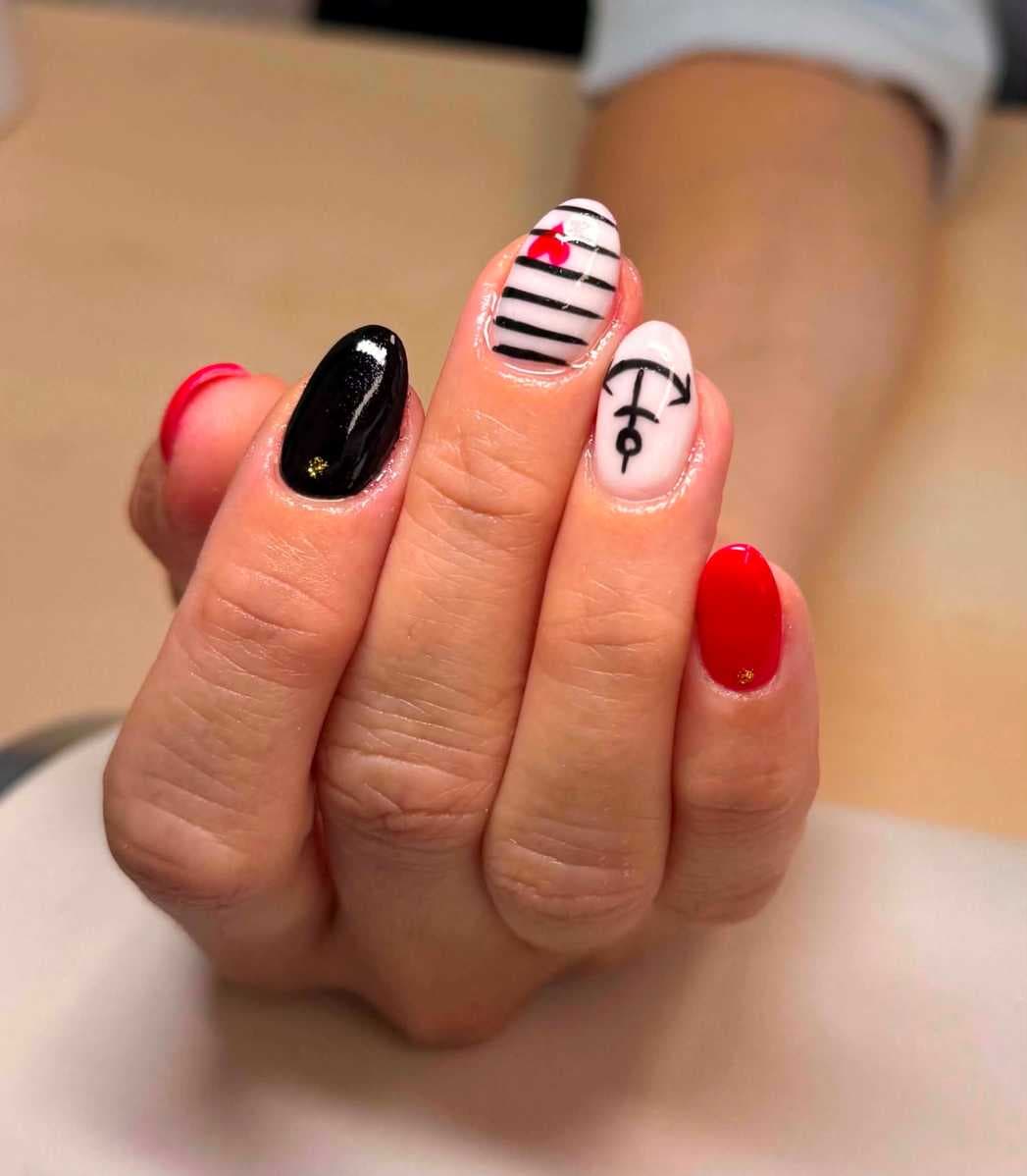 Cervene gelove nechty s ciernym a bielym nail artom